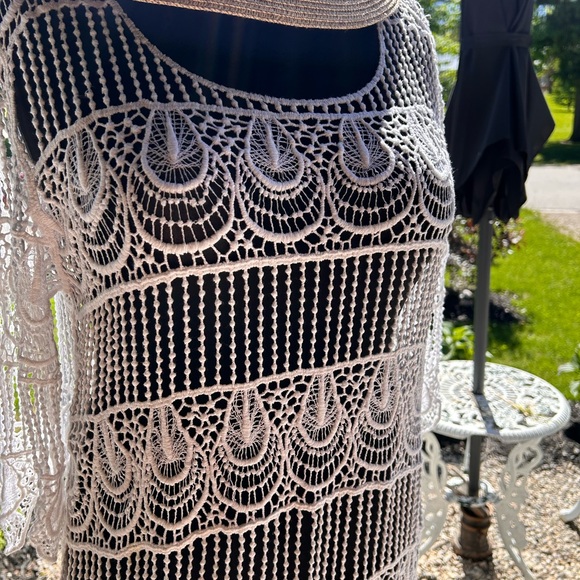 Simple beach white crochet top - Picture 6 of 11